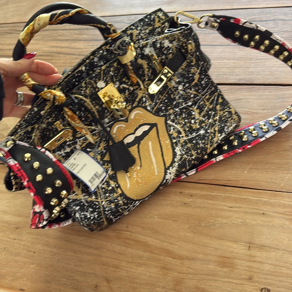 Custom painted Black and Gold Women's Handbag with lock closure - Picture 3 of 10